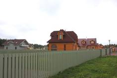 Рядом с Onnellinen Village расположен Коттеджный поселок  Глубокое озеро 