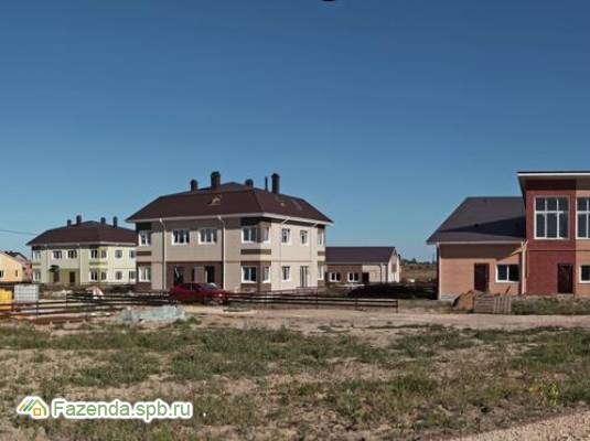 Малоэтажный жилой комплекс Покровское, Гатчинский район. Актуальное фото.